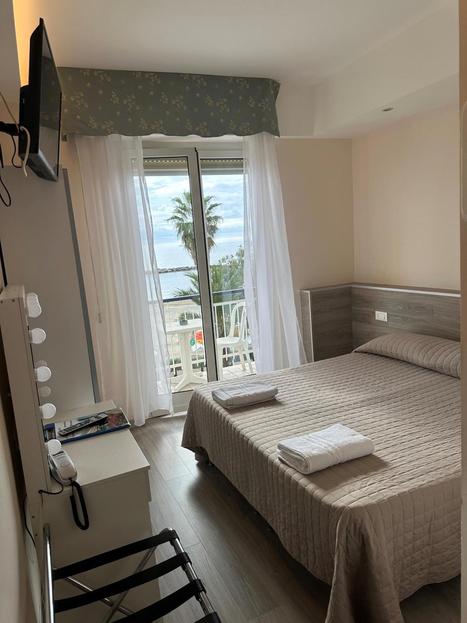 Hotel Svizzera Arma di Taggia Ngoại thất bức ảnh