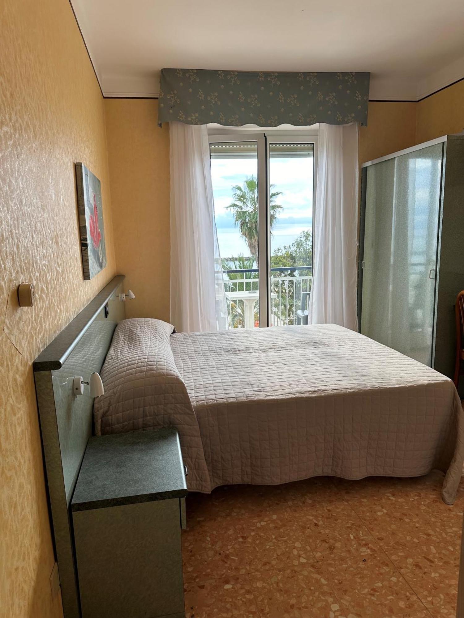 Hotel Svizzera Arma di Taggia Ngoại thất bức ảnh