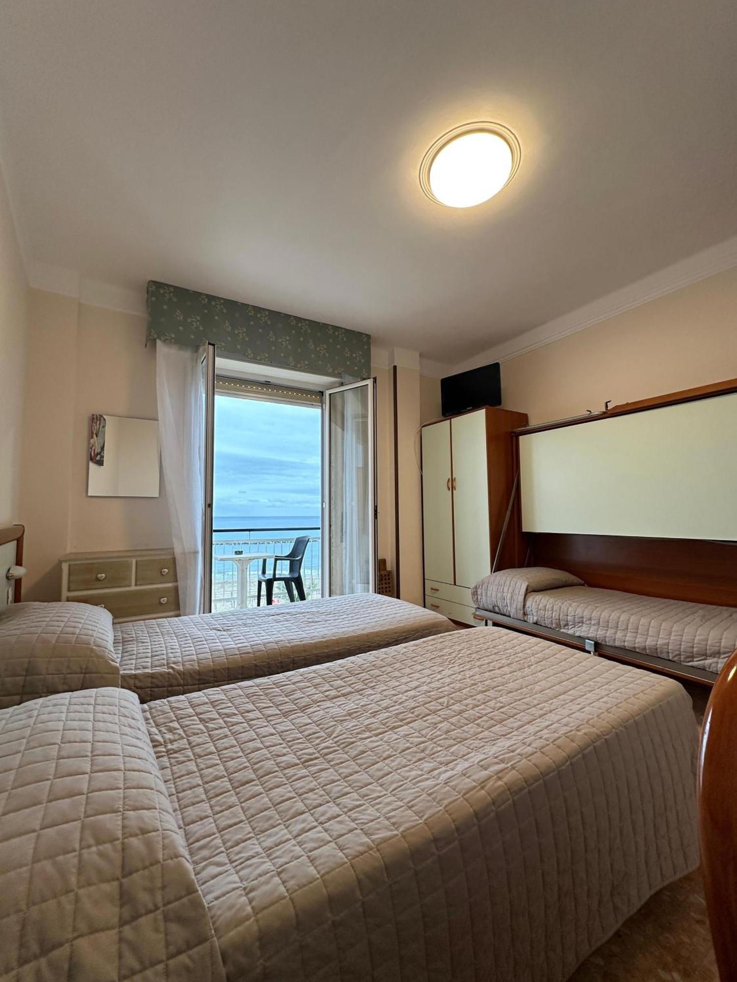 Hotel Svizzera Arma di Taggia Ngoại thất bức ảnh